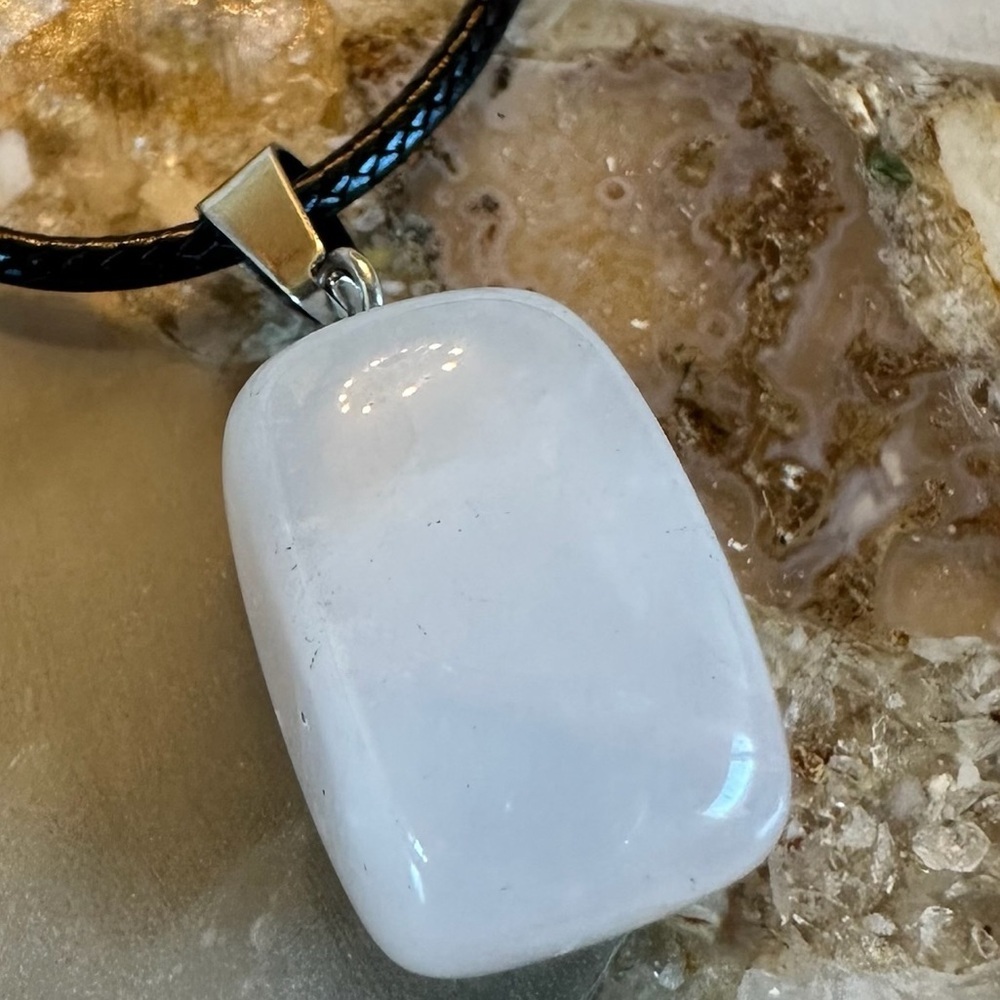 3177 Chic White Moonstone Stone Pendant Necklace